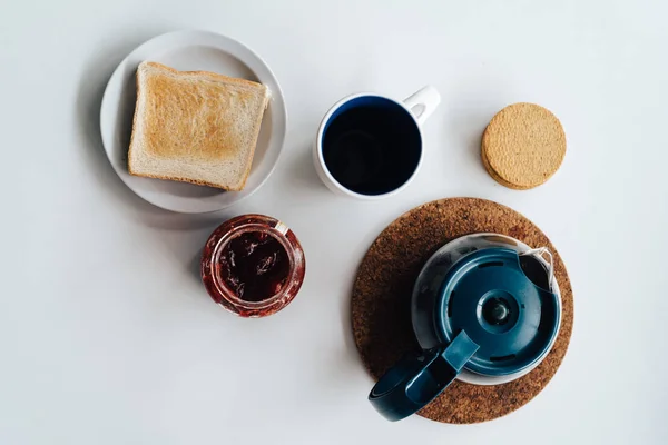 Lay flat av frukost med kaffe, kakor och rostat bröd med marmelad — Stockfoto