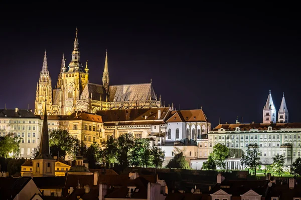 Vacker utsikt över katedralen i Prag på natten — Stockfoto