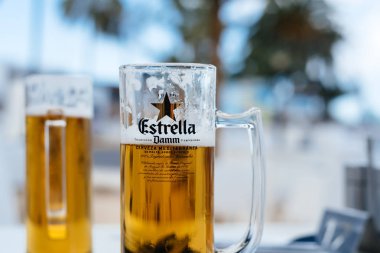 Soğuk bir bira iki kavanoz