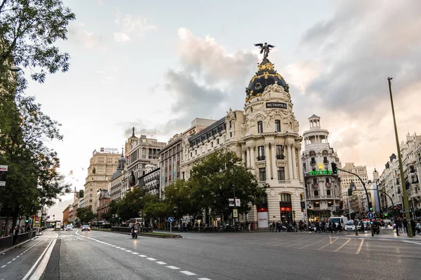 Calle Gran Vía y Edificio Metropolis en Madrid —  Fotos de Stock
