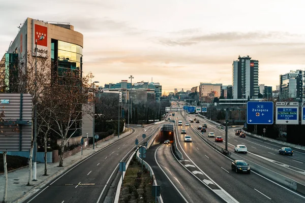 Autópálya Madridban, napkeltekor — Stock Fotó