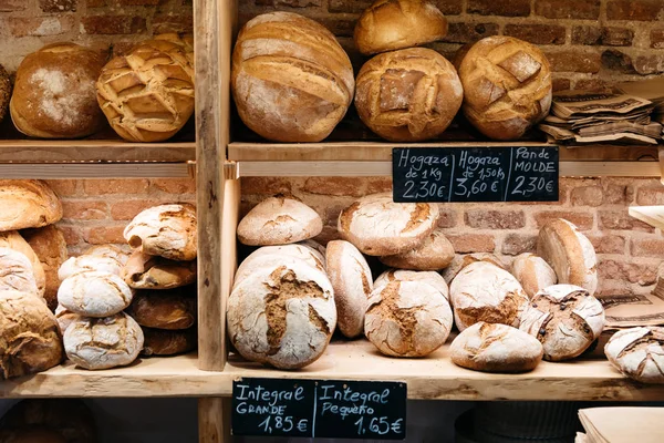 Limpor bröd i bageriet — Stockfoto
