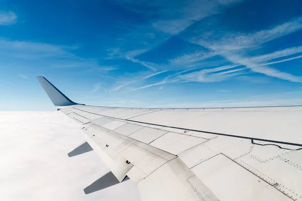 Airplane wing during flight — Stock Photo, Image