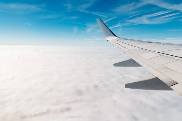 Airplane wing during flight — Stock Photo, Image