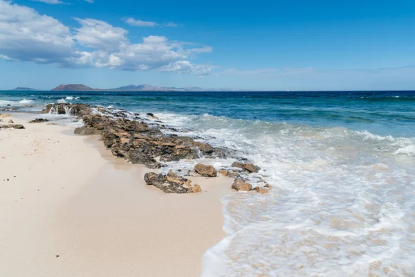 Vista panoramica di rocce sulla spiaggia — Foto Stock