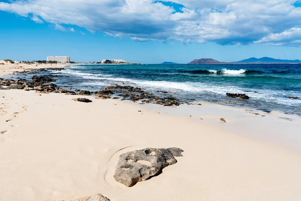 Vista panoramica di rocce sulla spiaggia — Foto Stock