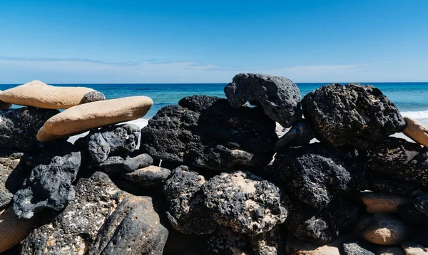 Vue panoramique sur les rochers sur la plage — Photo