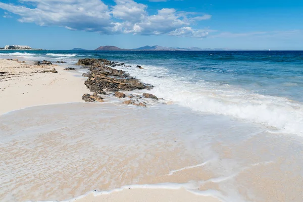 Vista panorâmica das rochas na praia — Fotografia de Stock