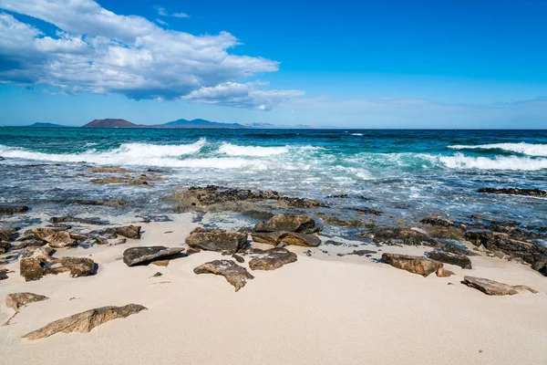 Vista panoramica di rocce sulla spiaggia — Foto Stock