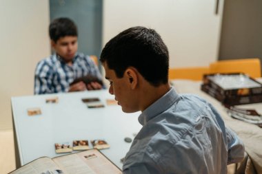 Kardeşler masada masa oyunu oynamak