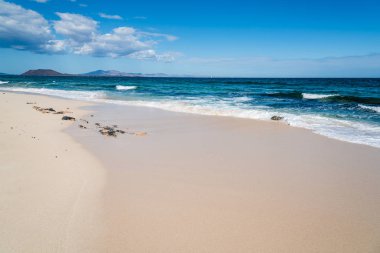 güzel bir plaj, deniz ve mavi gökyüzü