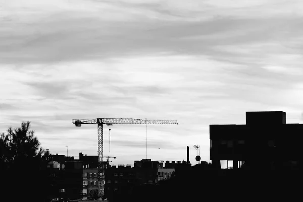बांधकाम क्रेन आणि माद्रिद काळा आणि पांढरा सिटीस्केप — स्टॉक फोटो, इमेज