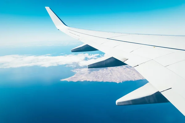 Wing of airplane above island — Stock Photo, Image