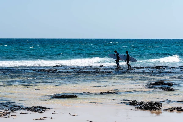 Surfisti nella spiaggia di Corralejo Bay — Foto Stock