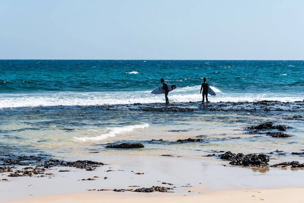 Surfistas na praia da Baía de Corralejo — Fotografia de Stock