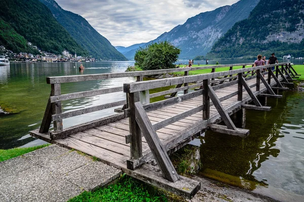 Γραφική θέα της ξύλινης γέφυρας στη λίμνη σε Χάλστατ — Φωτογραφία Αρχείου