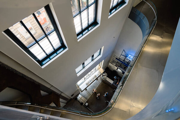 Высокий угол обзора главного зала офисного здания
 