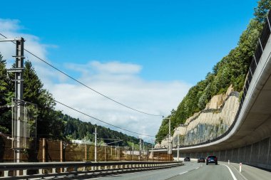 Alp Dağları geçiş yolun doğal görünümü