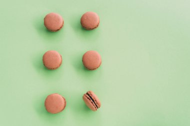 Yeşil zemin üzerine macarons düz lay