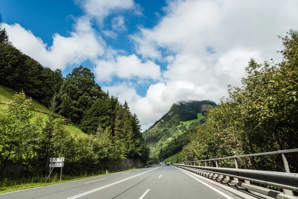 Vista panorâmica da travessia rodoviária Alpes montanhas — Fotografia de Stock