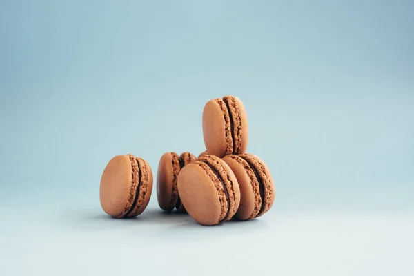 Macarons isoliert auf blauem Hintergrund — Stockfoto