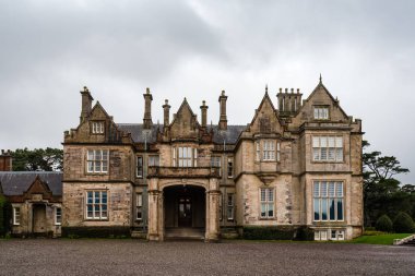 Muckross House ve bulutlu bir gökyüzü bahçeleri