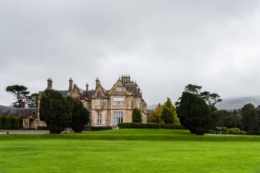 Muckross House ve bulutlu bir gökyüzü bahçeleri