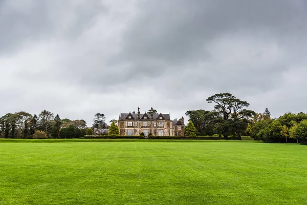 Muckross House and gardens a cloudy sky — Stock Photo, Image