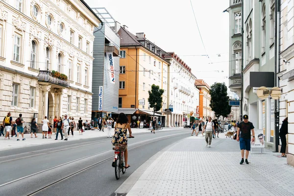 Ciclista en Plaza en el centro histórico de Innsbruck — Foto de Stock