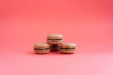 Pembe arka plan izole Macarons