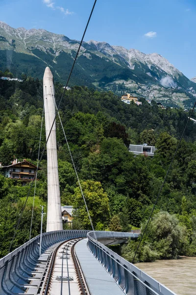 Ponte ferroviária de cabo contra as montanhas dos Alpes — Fotografia de Stock