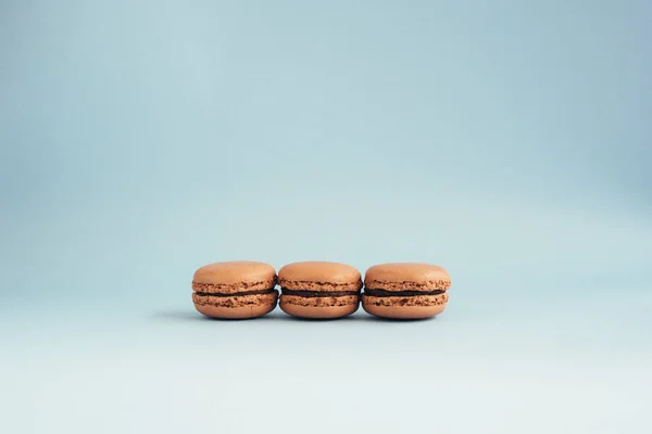 Macarons isoliert auf blauem Hintergrund — Stockfoto