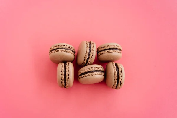 Macarons isoliert auf rosa Hintergrund — Stockfoto