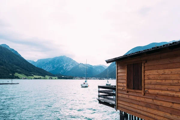 Γραφική θέα της μεγαλύτερης λίμνης στην Αυστρία — Φωτογραφία Αρχείου