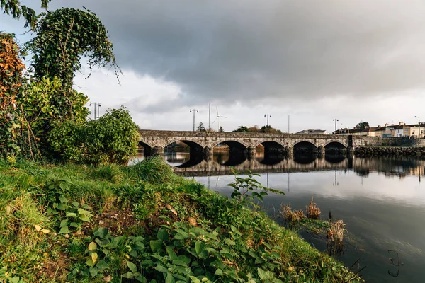 Beau pont et réflexions sur la rivière le matin — Photo
