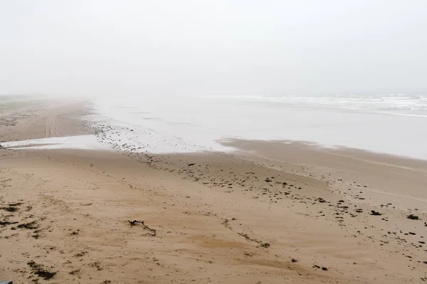 Песчаный пляж туманный день — стоковое фото