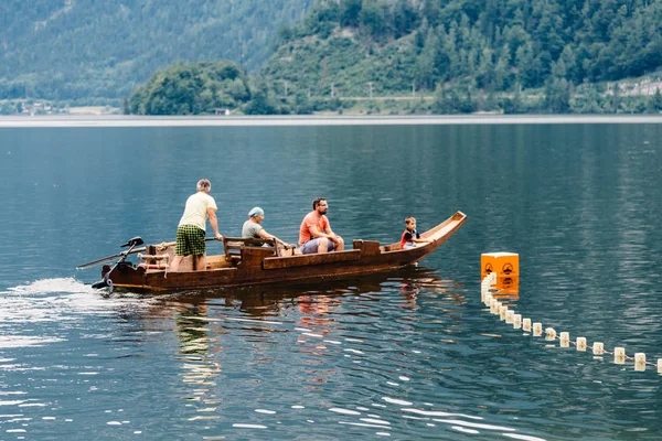 Vacker utsikt över oidentifierade personer på kanot i Alpine lake — Stockfoto