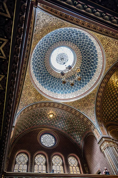 Vista interior de la cúpula de la sinagoga española de Praga — Foto de Stock