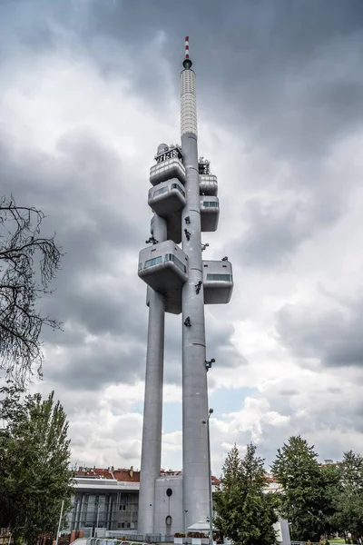 Torre de televisão Zizkov em Praga — Fotografia de Stock