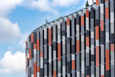 Modern ofis binası gökyüzü karşı düşük açılı görünümü