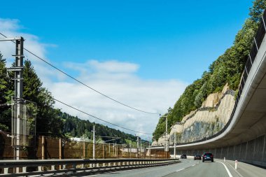 Alp Dağları geçiş yolun doğal görünümü