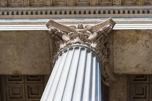 Vue à angle bas de la capitale corinthienne de la colonne de style classique — Photo