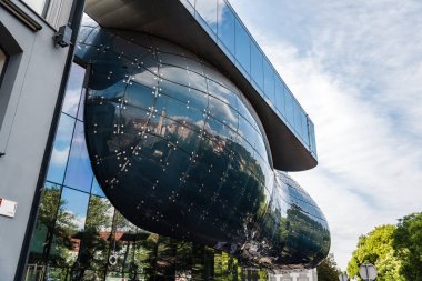 Kunsthaus Graz düşük açılı görünümü 