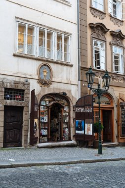 Prag'da pitoresk antika mağazası