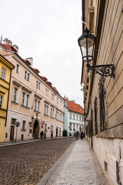 风景如画的街道在 Hradcany 区在布拉格城堡附近 — 图库照片
