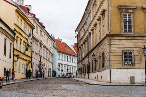 Pintoresca calle en el barrio de Hradjalá cerca del Castillo de Praga — Foto de Stock