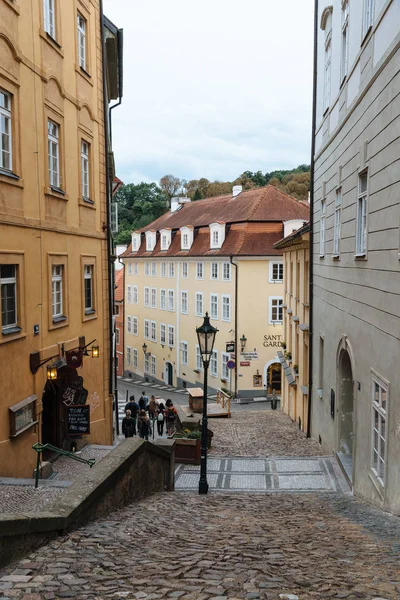 Urokliwe street w dzielnicy Mala Strana, w pobliżu Zamku Praskiego — Zdjęcie stockowe