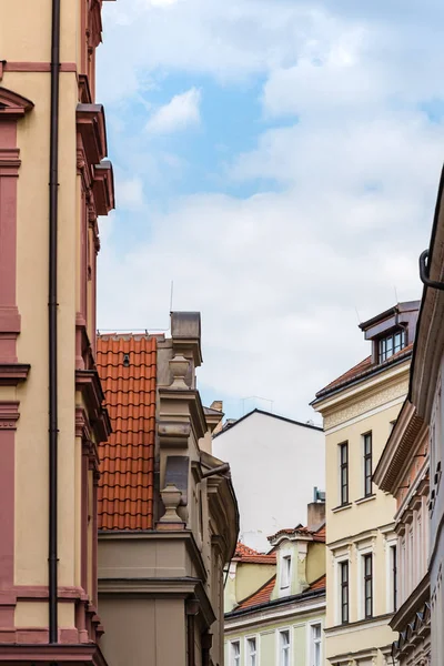 Edificios residenciales antiguos en Praga — Foto de Stock
