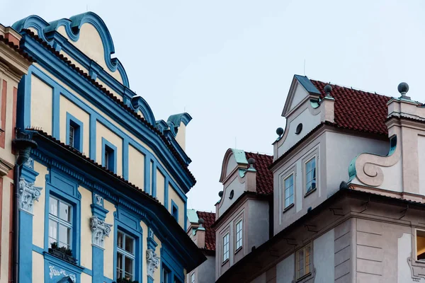 Edificios residenciales antiguos en Praga — Foto de Stock