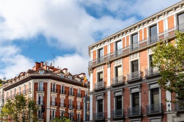 Madrid 'in Salamanca bölgesinde Serrano Caddesi' nde balkonları olan eski lüks binalar.